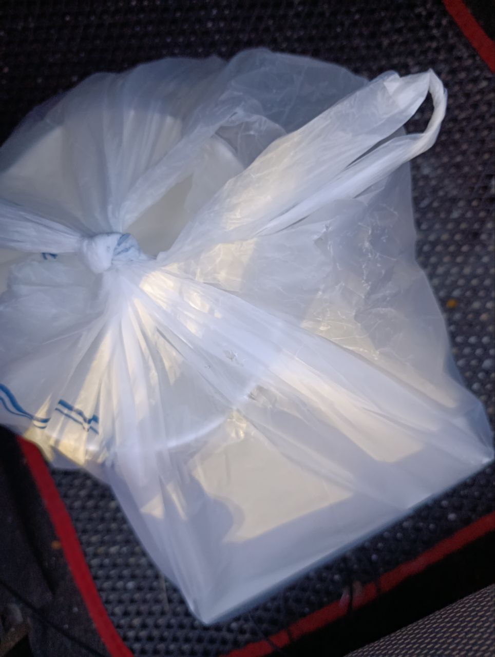 Заказ из метро. Тарелки какие то. Написали: утилизируйте еду😂 - Москва 14 ноября 2025