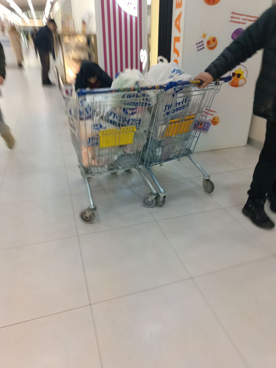 В ленте наверное миллионы зарабатывают курьеры раз согласен по две тележки за раз забирать🫡 - Казань 5 марта 2026